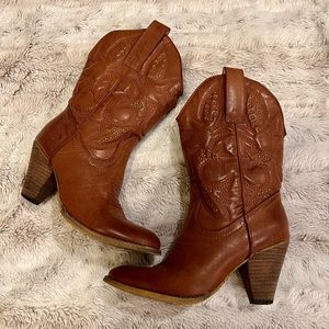 Very Volatile boots Size 7.5